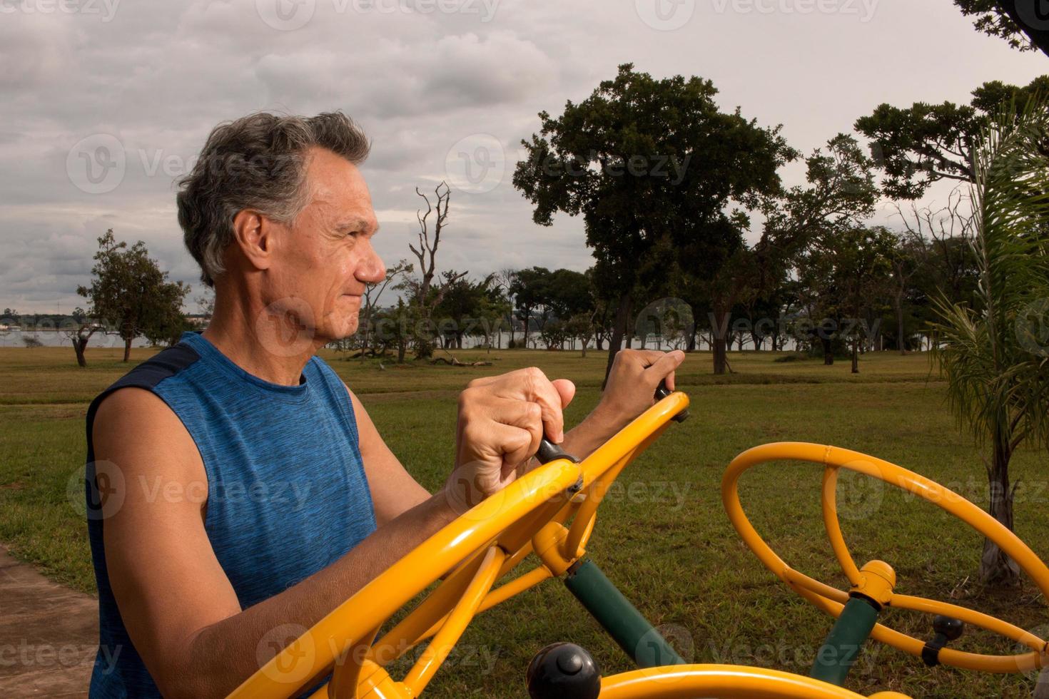 Älterer reifer Mann, der in einem Outdoor-Fitnesspark im Parque das Garcas, Brasilia, trainiert? foto