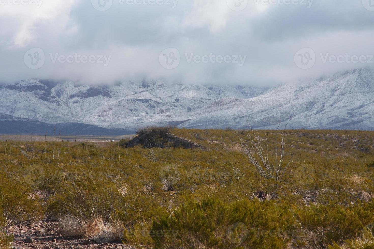 Franklin Mountains auf der Westseite von El Paso, Texas, schneebedeckt mit Blick auf die Trans Mountain Road foto