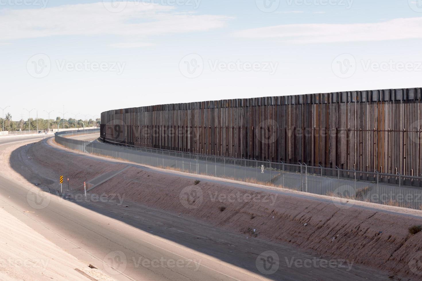 zaun entlang der us, mexikanische grenze in el paso, texas foto