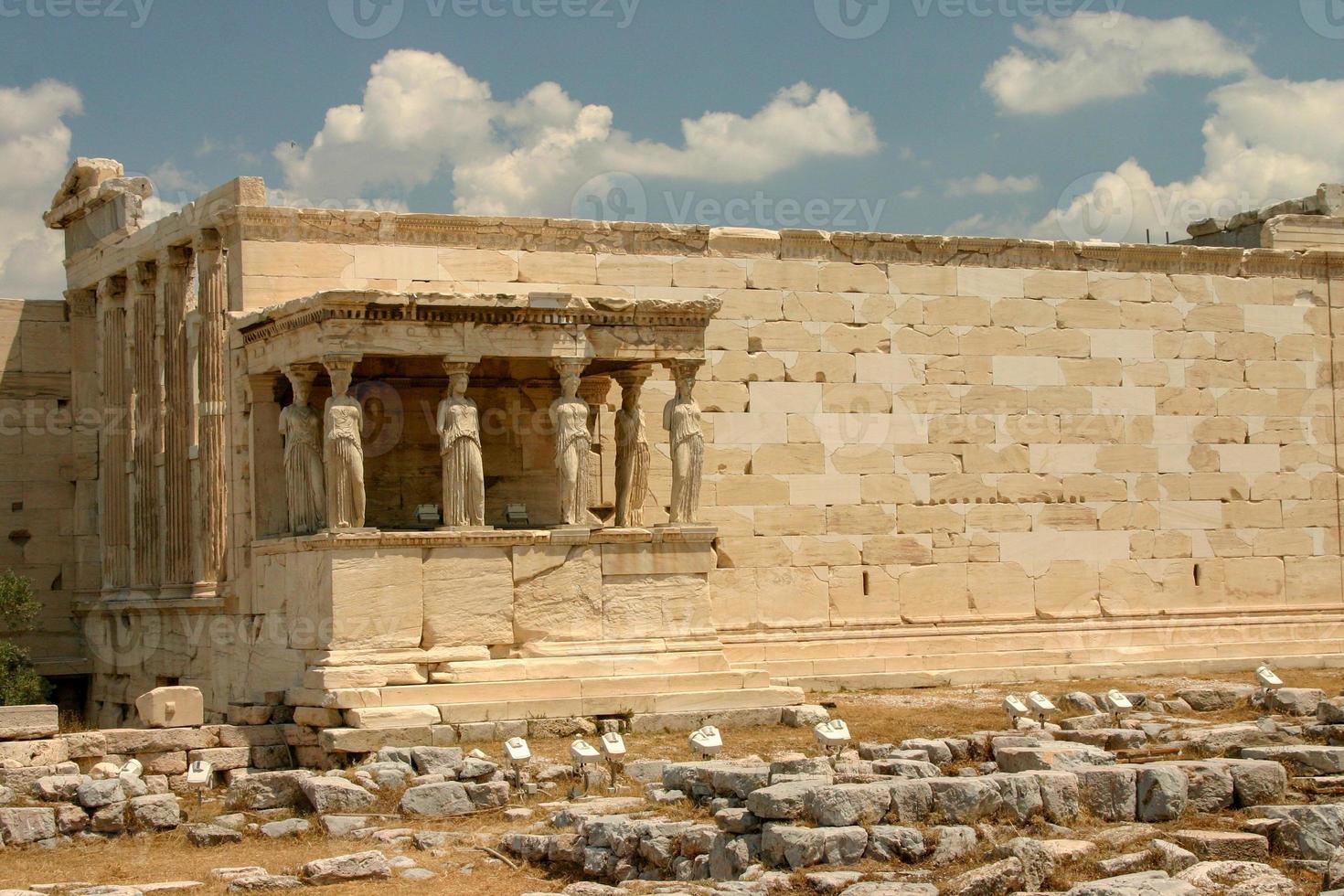 die ruinen in der historischen stadt athen griechenland, der parthenon, die akropolis und der marshügel foto