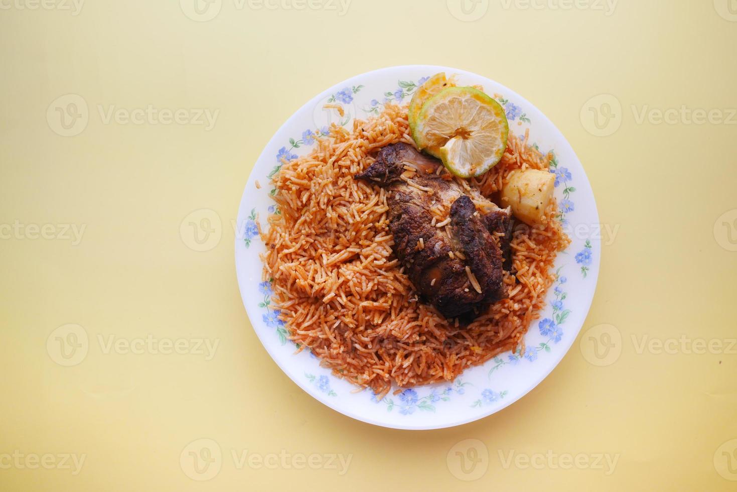 Hammel-Biryani-Essen in einem Teller auf dem Tisch. foto