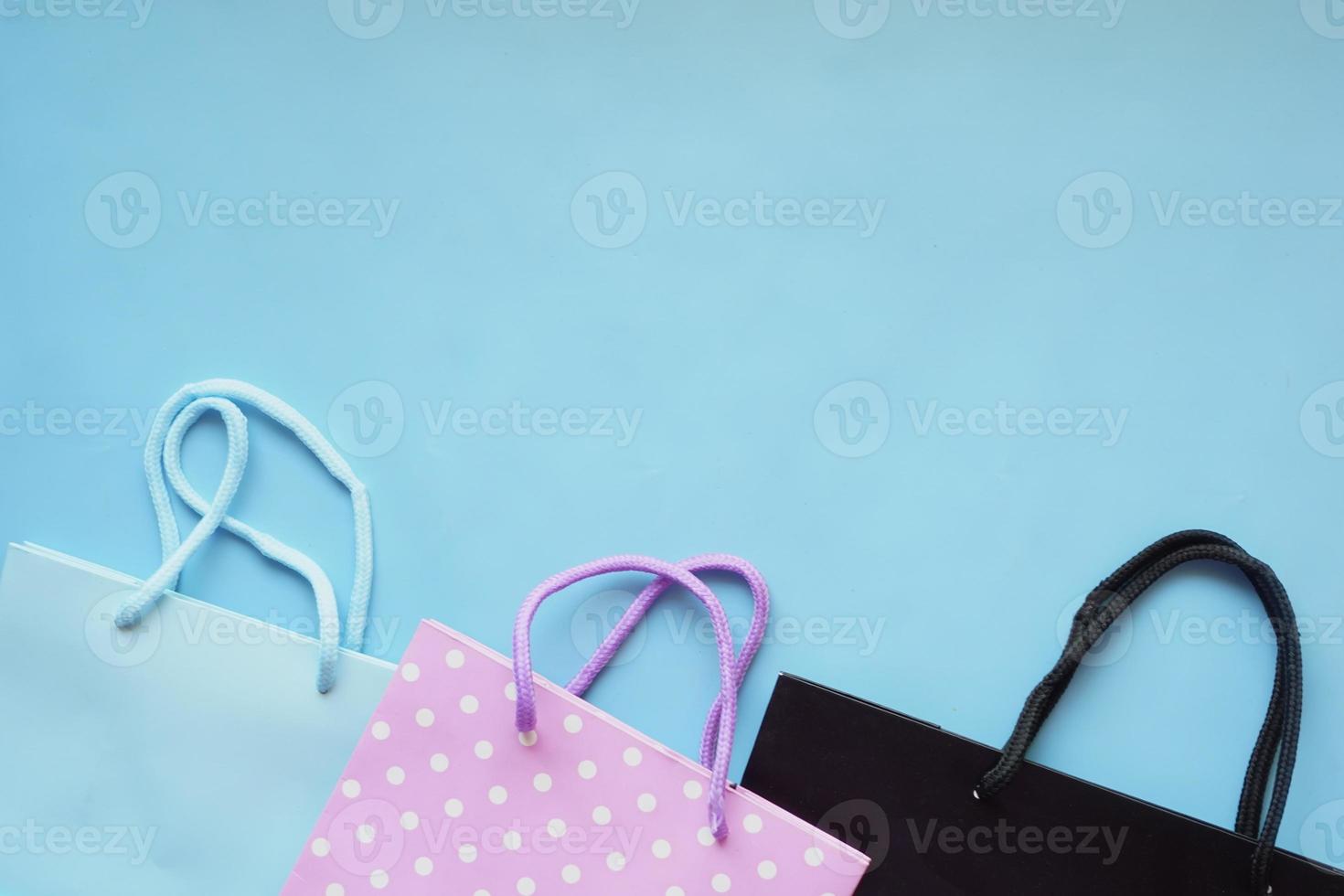 bunte Geschenktüte auf blauem Hintergrund Draufsicht. foto
