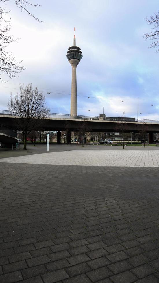 düsseldorf, deutschland - 20. februar 2020. fernsehturm. die Altstadt von Düsseldorf. Stadtbild mit Blick auf den Medienhafen, Deutschland. Fernmeldeturm mit Restaurant und Überwachungspult foto