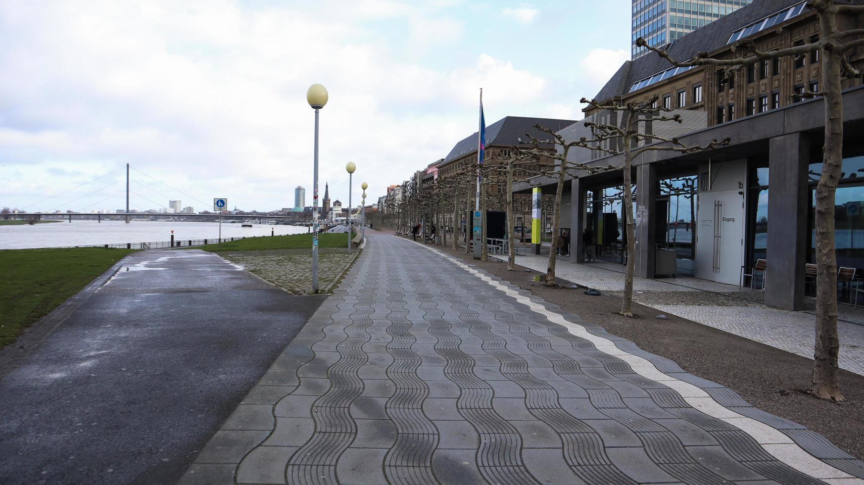 düsseldorf, deutschland - 20. februar 2020. die schöne promenade von düsseldorf in der altstadt. Lifestyle- und Tourismuskonzepte. Nordrhein. Stadtzentrum, Flussufer. Oberkasseler Brücke foto