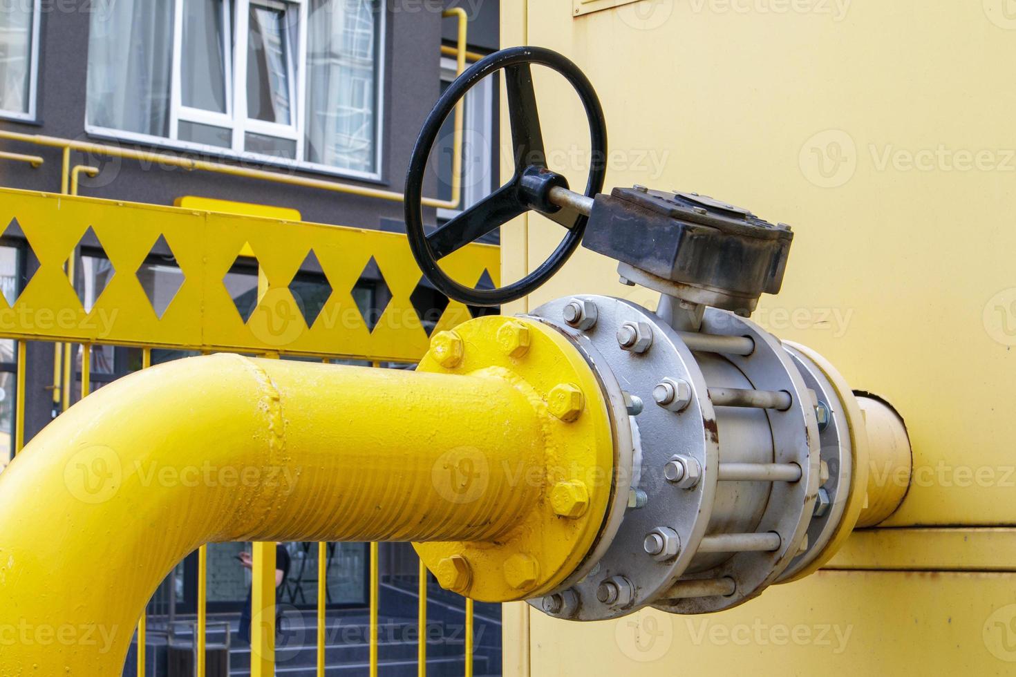 gelbe Gasleitung mit einem Hahn. Armaturen für Ölpipelines in der Öl- und Gasindustrie. Öl- und Gasaufbereitungsanlage mit Rohrleitungsarmaturen. industrielles Sicherheitsventil. foto