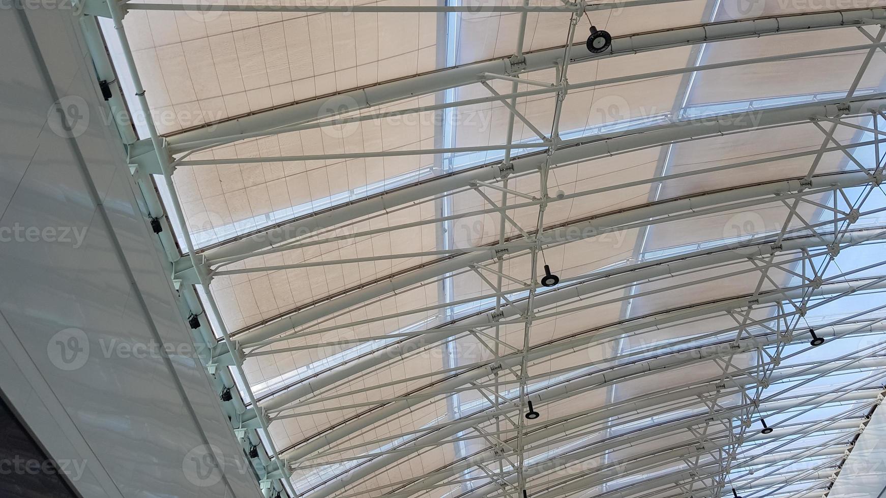 geschwungenes Dach mit Fenstern eines großen Einkaufszentrums im Innenbereich. moderne Metall-Glas-Deckenkonstruktion. foto