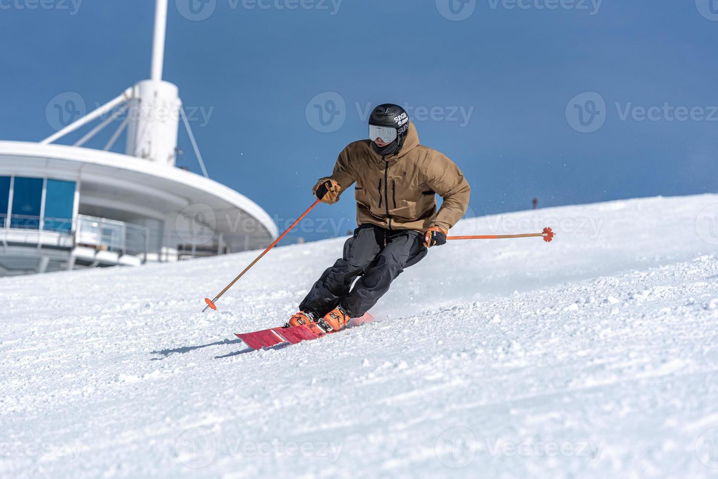 junger Mann Skifahren in den Pyrenäen im Skigebiet Grandvalira in Andorra in der Zeit von Covid19 foto