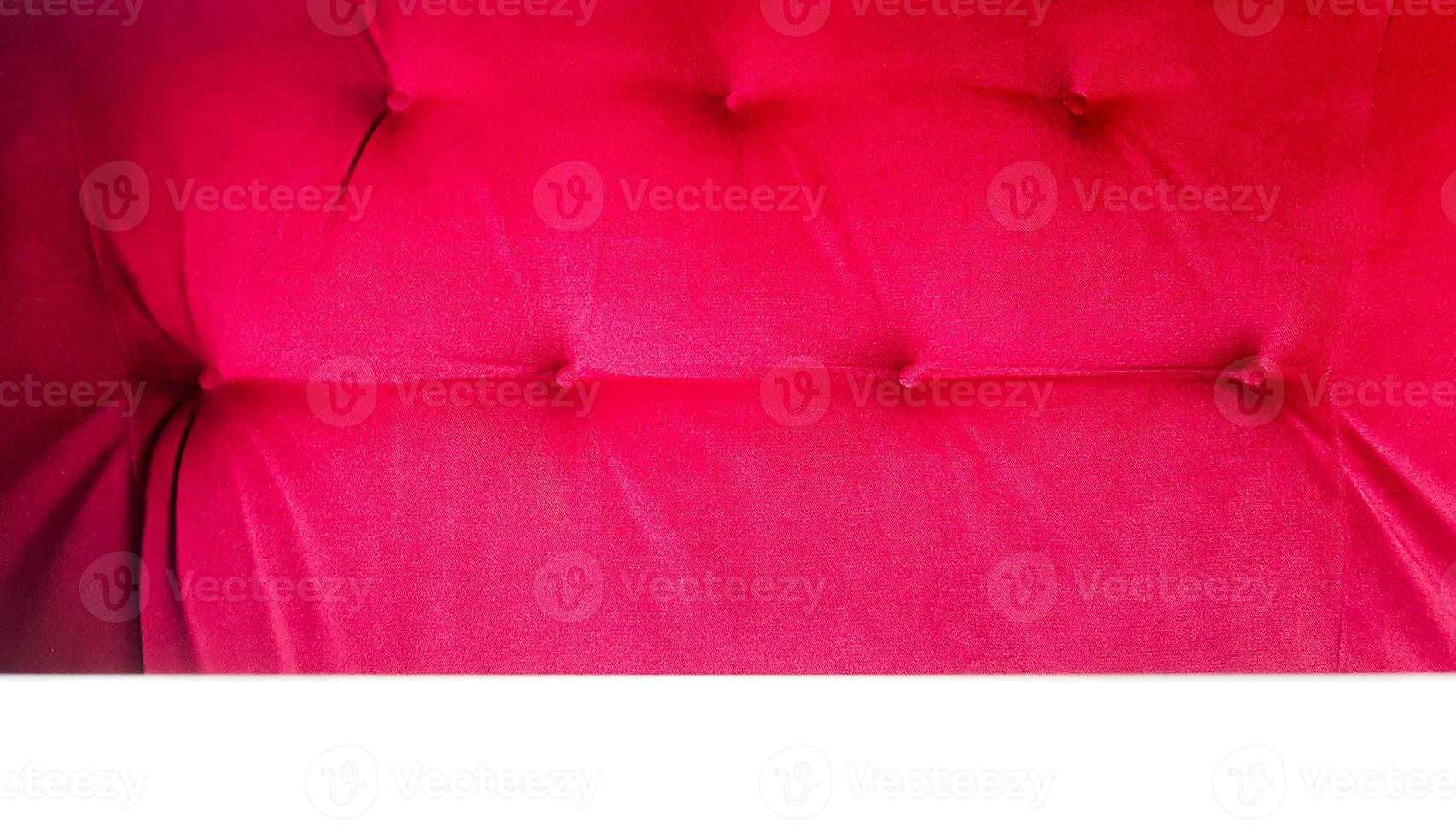 Rückseite eines roten Sofas. roter Stoff Textur Hintergrund, Chesterfield-Stil Dekoration mit Knöpfen, Retro-Stoff. Retro-rautenförmiger weicher Stoff mit Knöpfen verziert. roter Samthintergrund foto