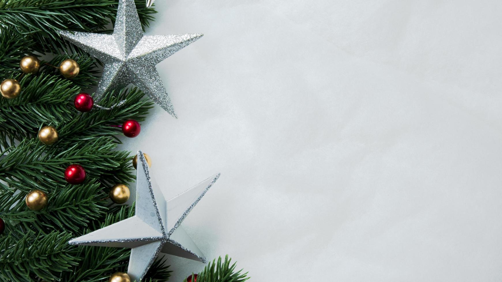 Weihnachtsschmuck, Kiefernblätter, Kugeln, Beeren auf schneeweißem Hintergrund, Weihnachtskonzept foto