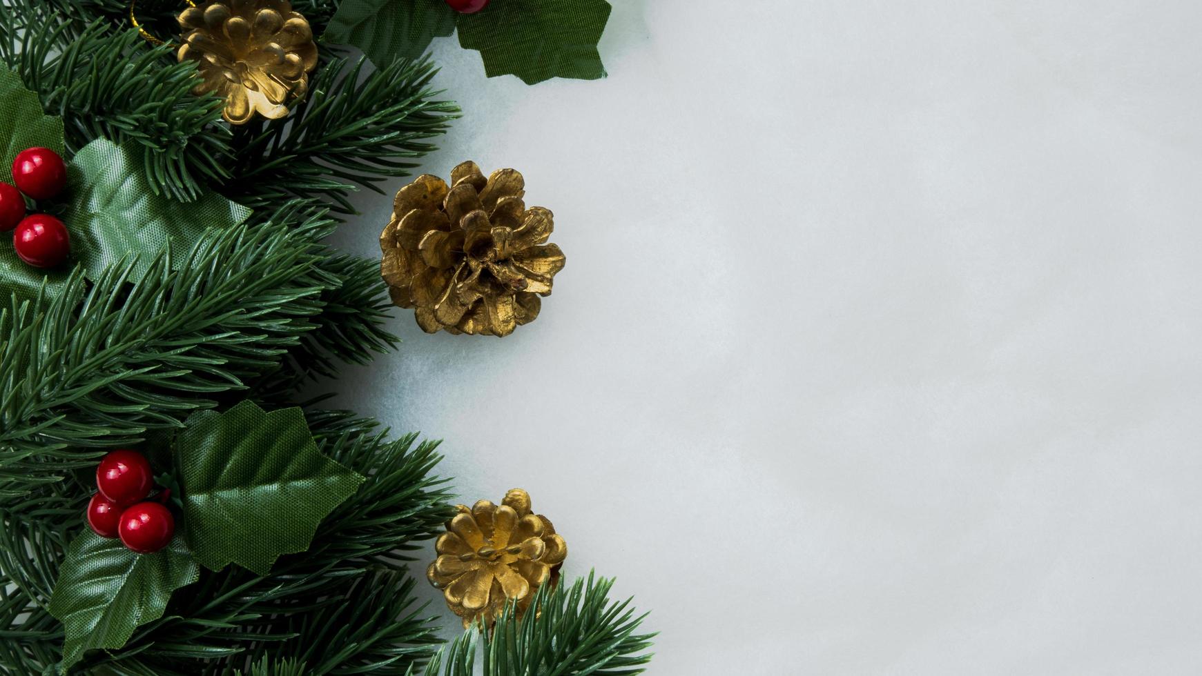 Weihnachtsschmuck, Kiefernblätter, Bälle, Beeren auf Grunge-Hintergrund, selektiver Fokus Weihnachtskonzept foto