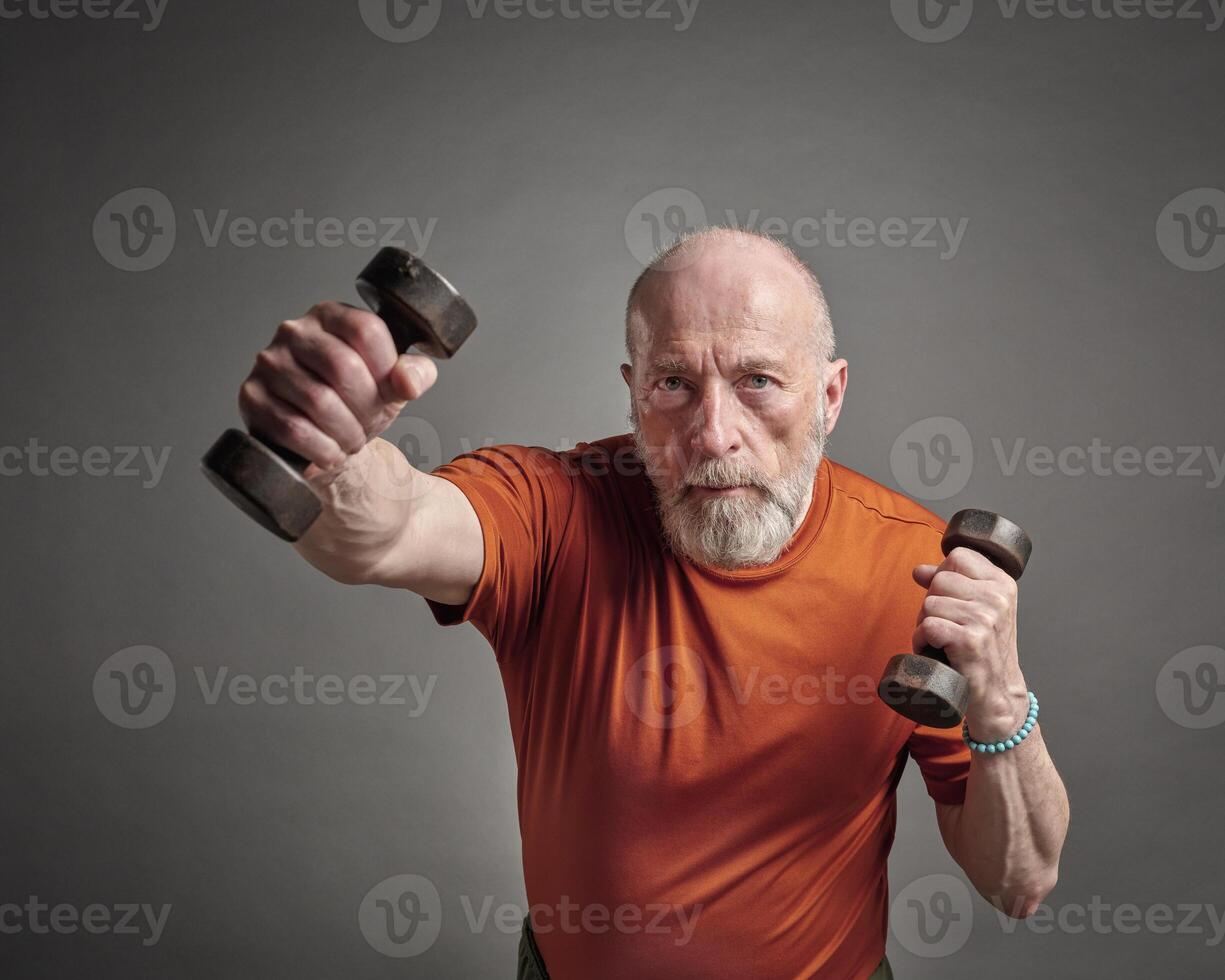 Senior Mann ausüben mit Hanteln foto