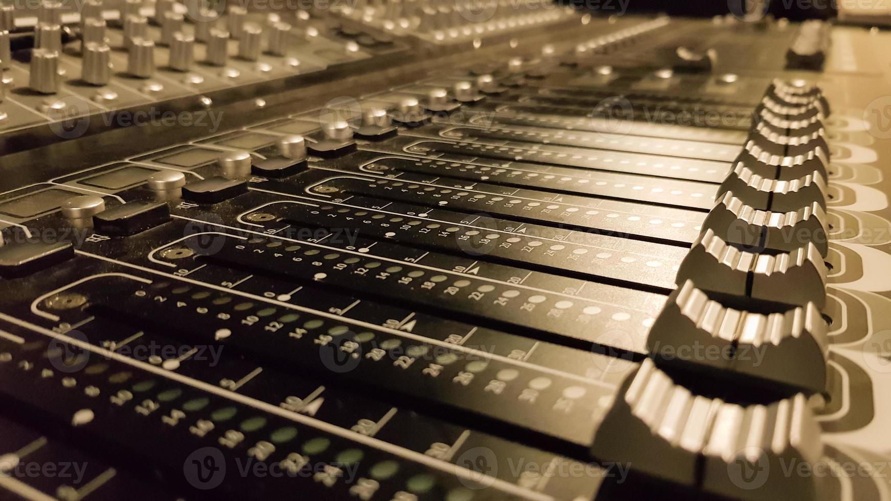 Audio-Sound-Mixer-Verstärkerausrüstung, Tontechnik-Akustik-Musik-Mixing-Konzepthintergrund, selektiver Fokus. Bearbeitung im Retro-Stil. foto