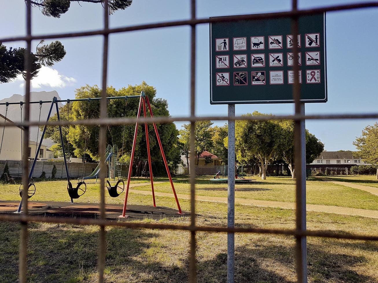 Spielplatz wie ein Gefängnis in Newlands, Kapstadt. foto