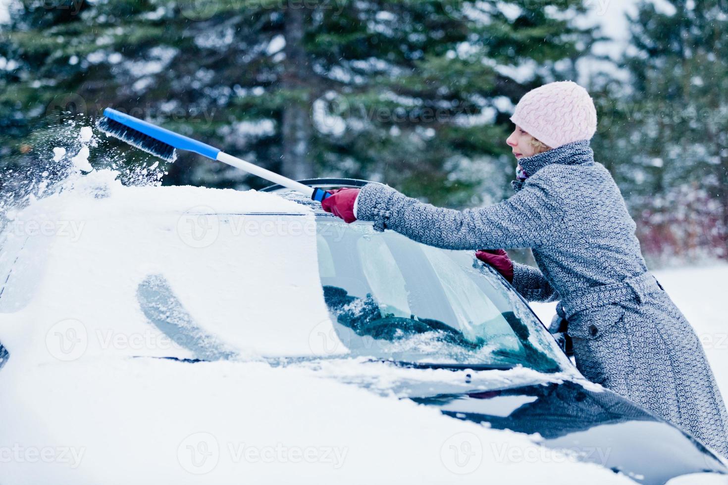 Frau räumt mit einem Besen Schnee aus einem Auto 4543491 Stock-Photo bei  Vecteezy