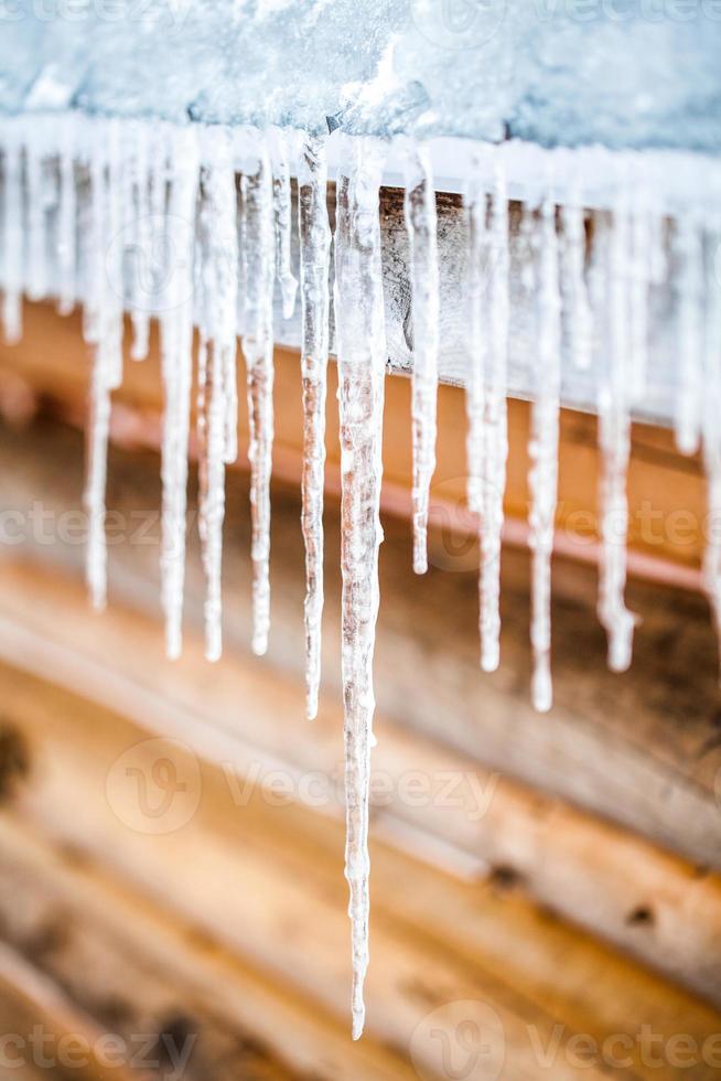 lange Eiszapfen schmelzen von einem Dach foto