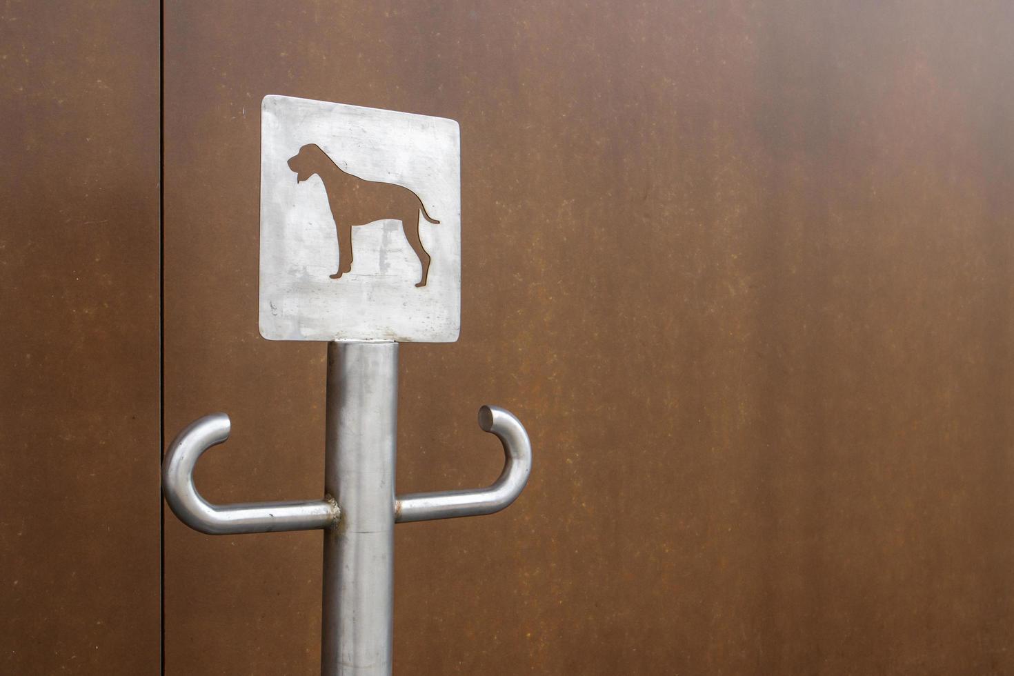 Nahaufnahme von einem Outdoor-Hund-Parkplatz-Schild. ein Platz für eine Leine für Hunde, die auf der Straße auf ihre Besitzer warten. befestigen Sie eine Leine, an öffentlichen Orten oder am Eingang zum Geschäft. Platz kopieren. foto