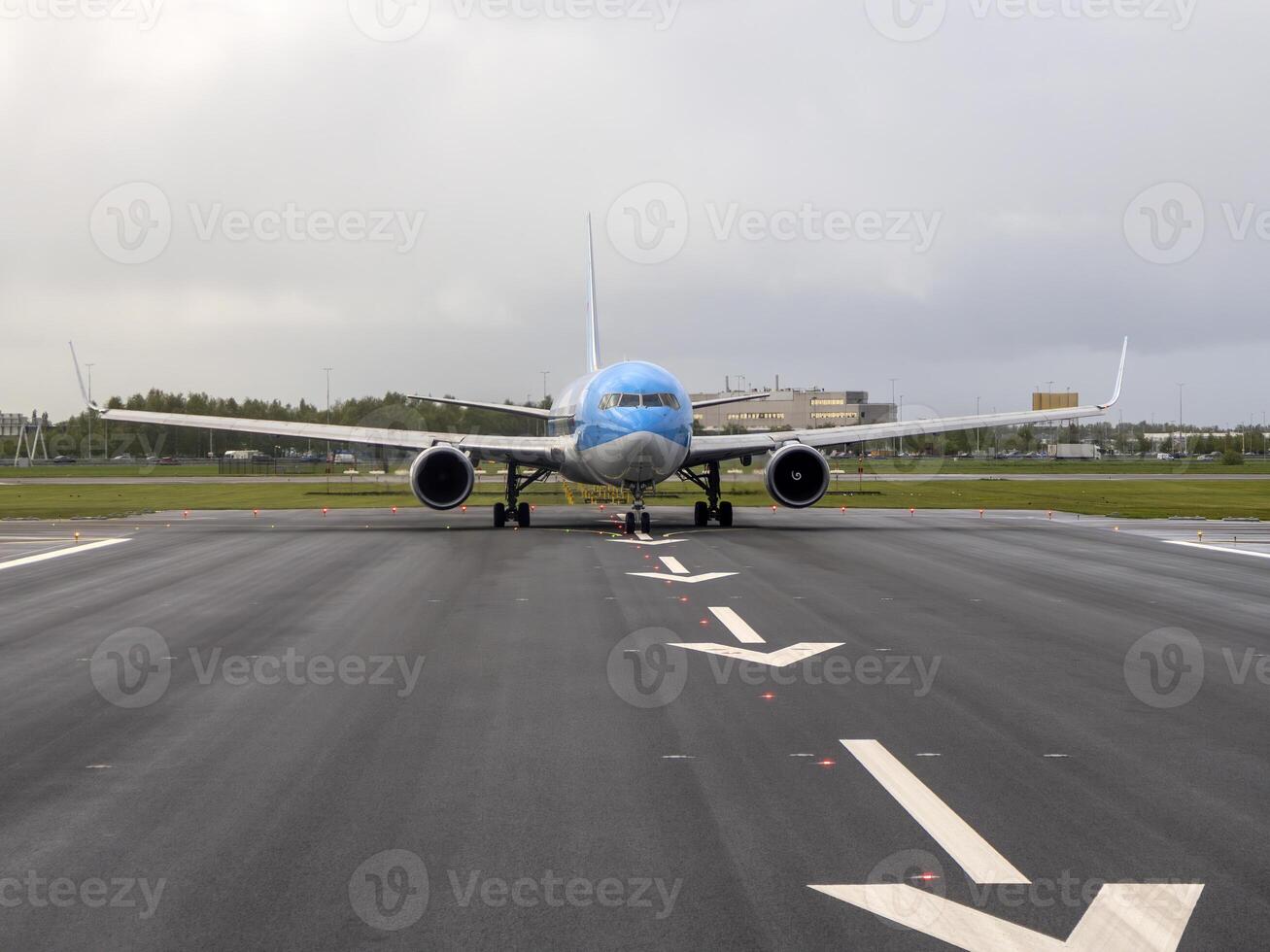 Flugzeug auf nehmen aus Runway Landebahn im Schiphol Flughafen foto