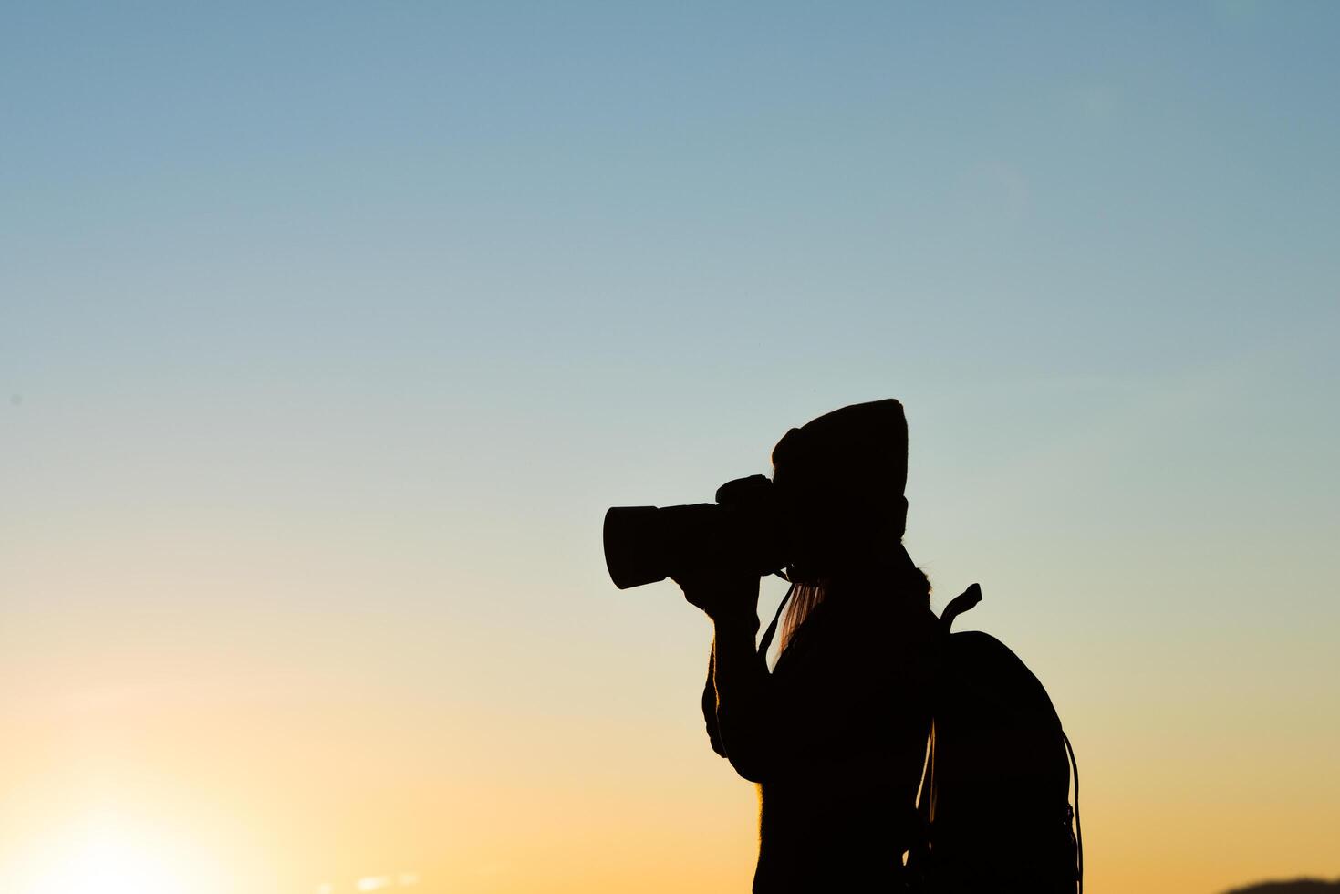 Silhouette der Touristenfrau, die im Berg steht foto