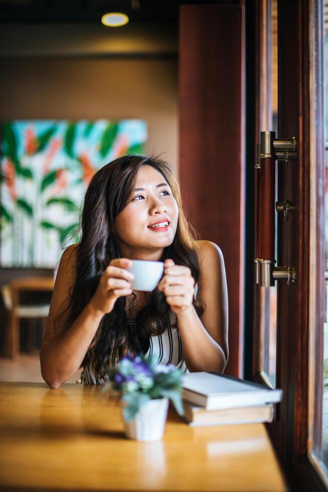 Porträt der asiatischen Frau, die lächelt, entspannen Sie sich im Café-Café? foto