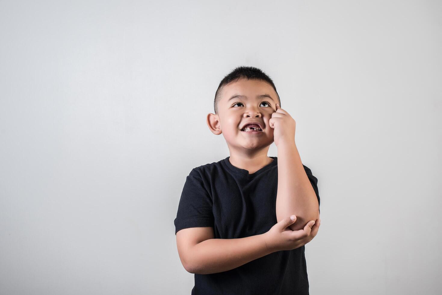 Porträt eines Jungen, der etwas im Studiofoto denkt foto