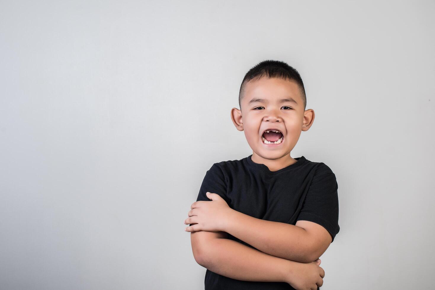 Porträt eines Jungen, der etwas im Studiofoto denkt foto