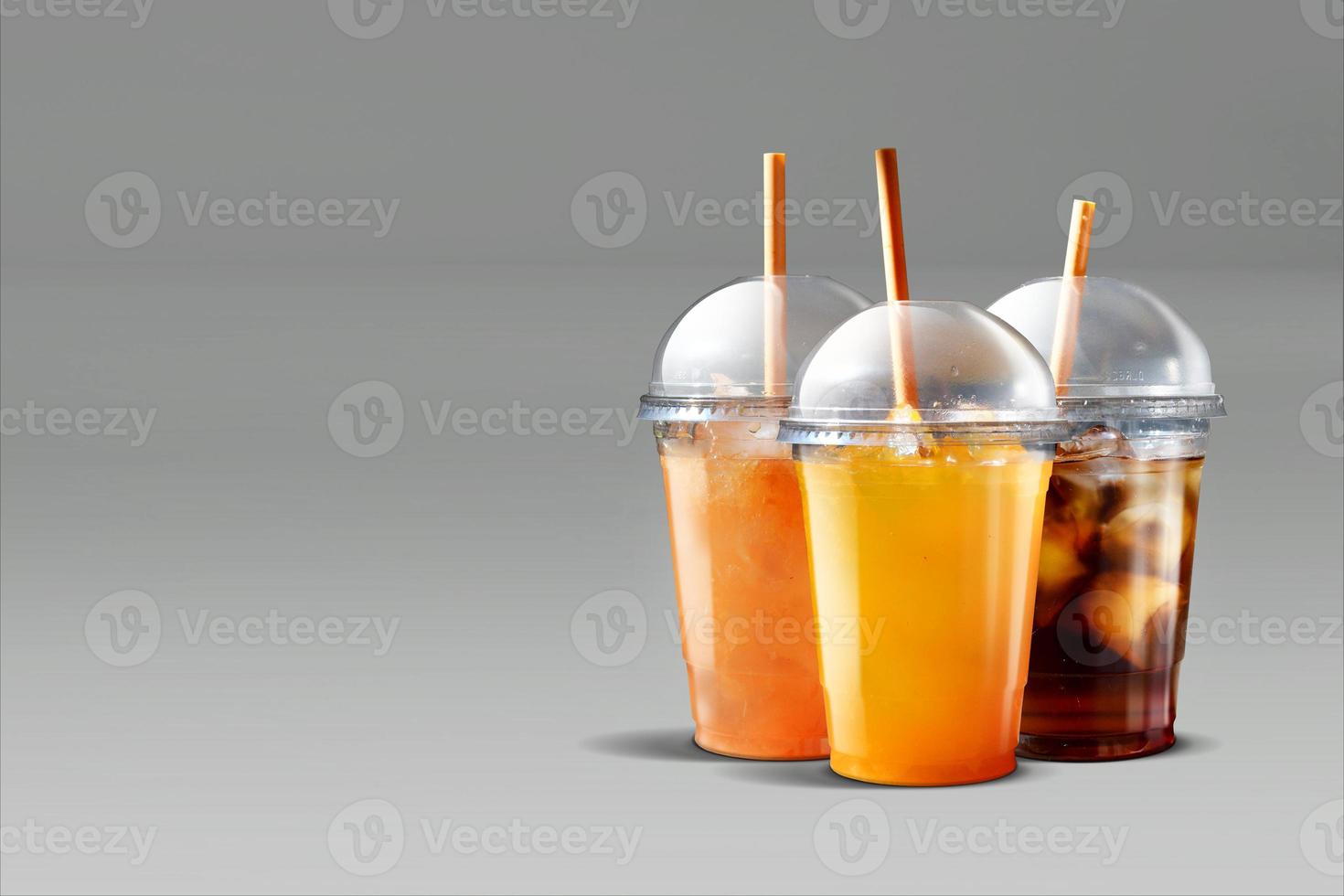 3D-Darstellung. Gläser mit erfrischenden Getränken für den Sommer. auf grauem Hintergrund isoliert. passend für Ihr Gestaltungselement. foto