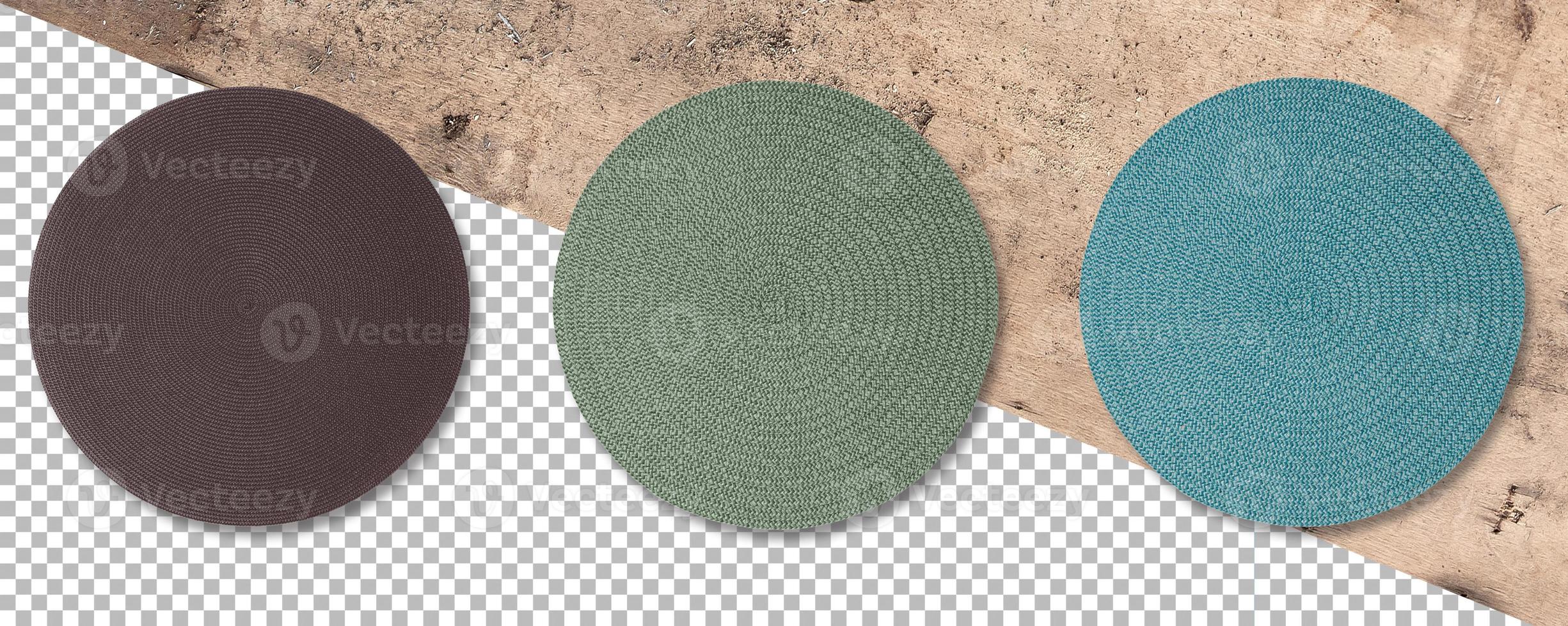 Set farbige runde gewebte Strohmatten isoliert gegen transparenten Hintergrund. foto
