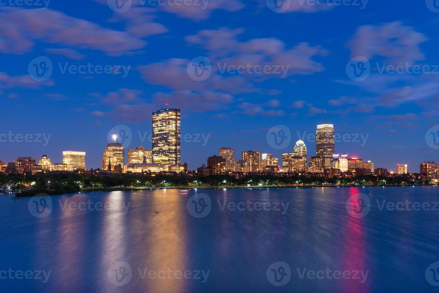 Nachtstadtbild mit Reflexionen im Wasser, Boston, USA foto