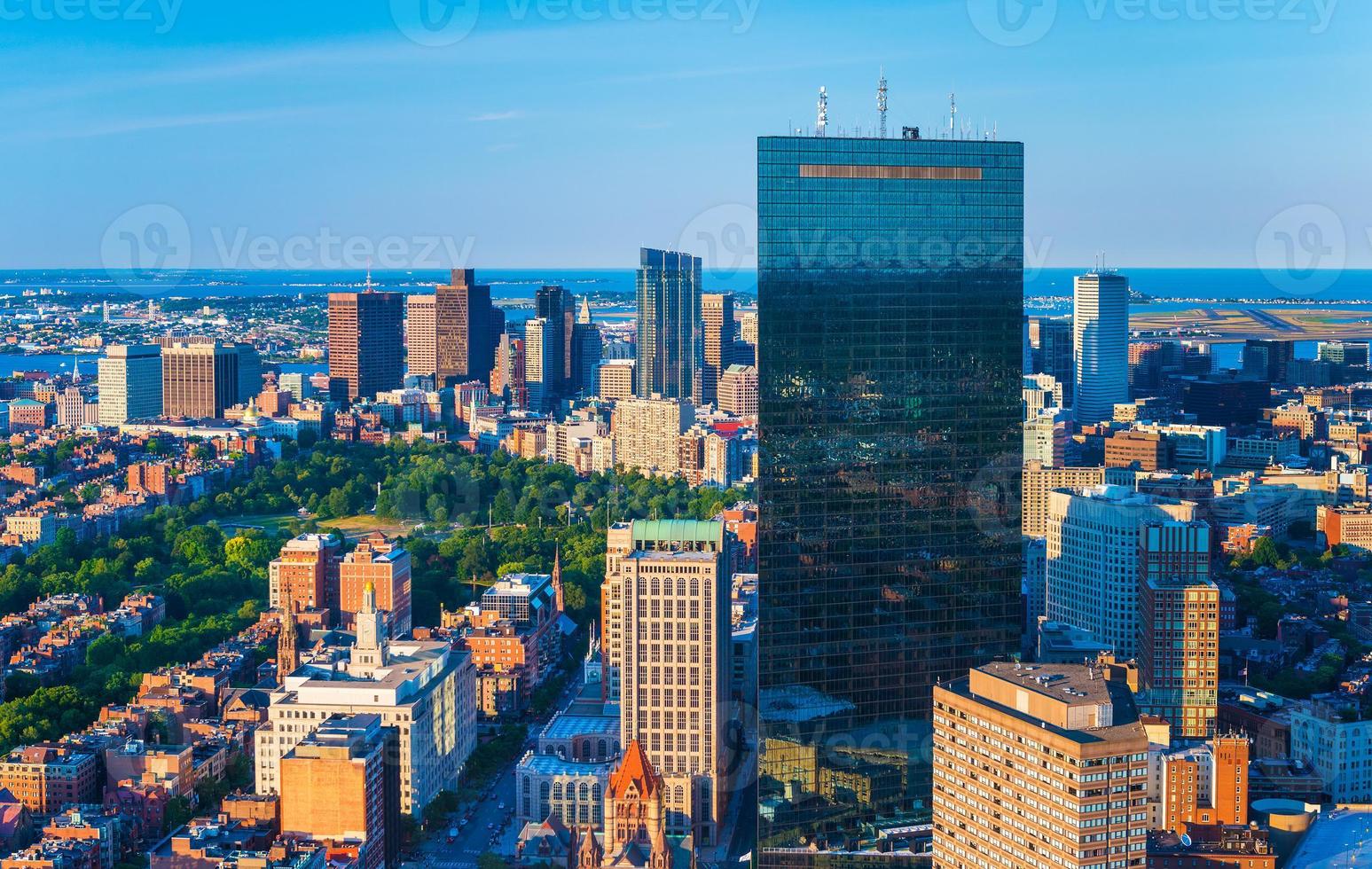Skyline von Boston, Massachusetts, USA. Luftpanorama der Innenstadt. Blick von der Spitze des Aufsichtsturms. foto
