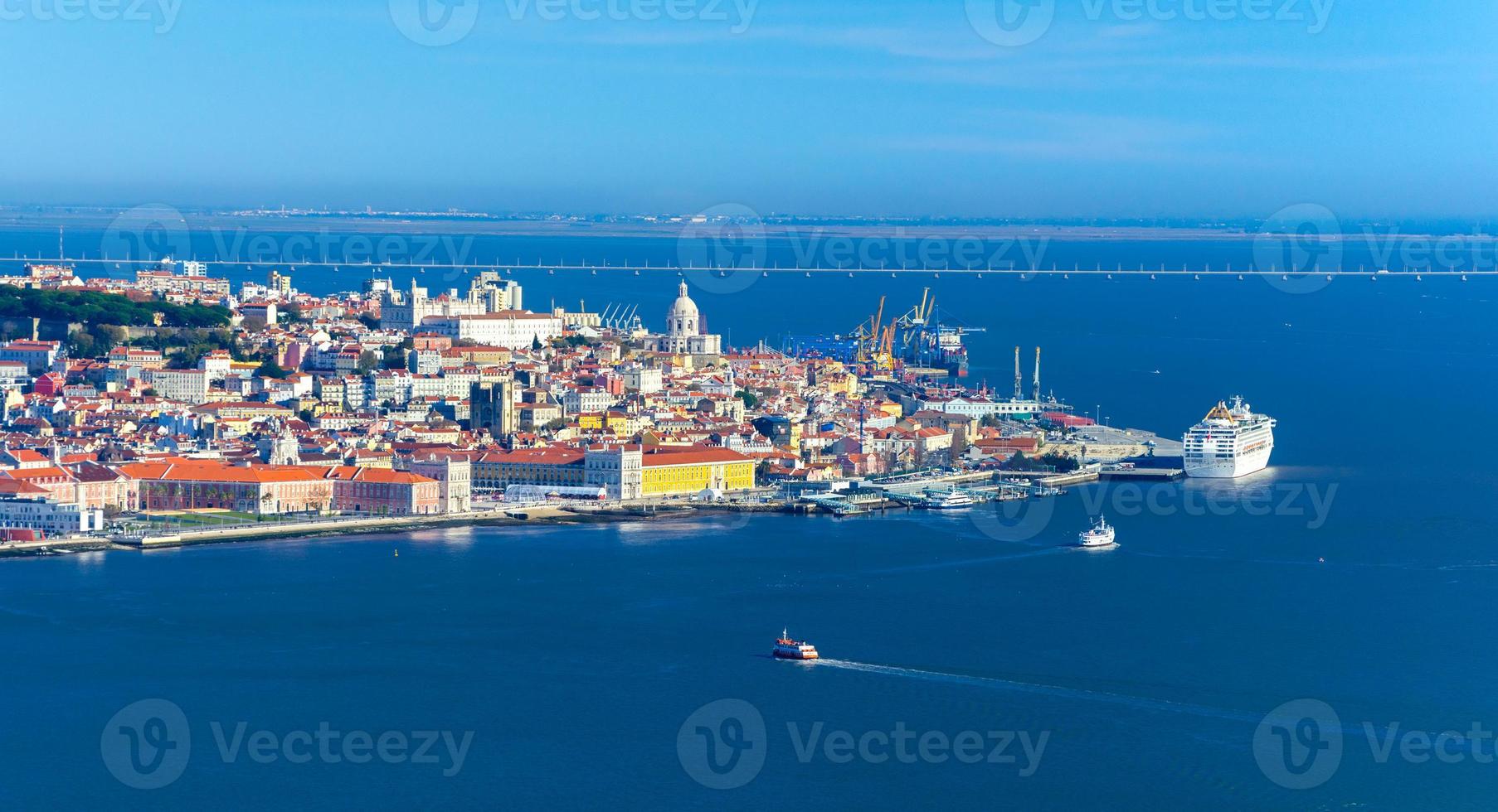 Luftpanorama der Altstadt von Lissabon, Blick von Almada, Portugal? foto