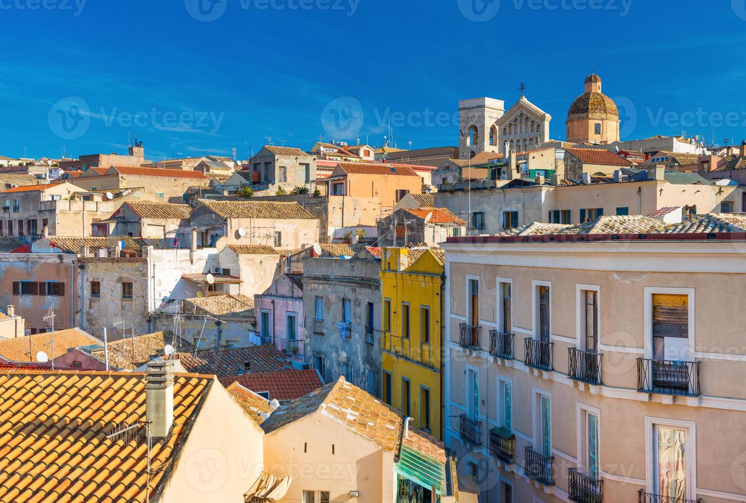 Cagliari - Sardinien, Italien - Stadtbild der Altstadt in der Hauptstadt Sardiniens, Weitwinkelansicht vom Dach foto