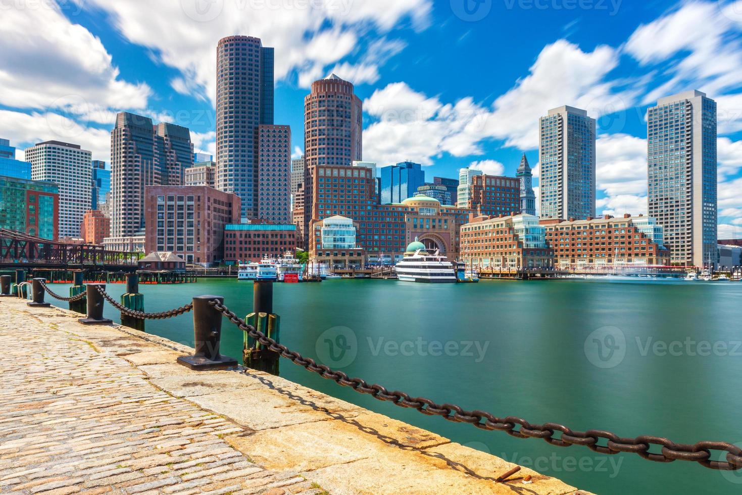 Boston-Stadtbild im sonnigen Tag, Blick vom Hafen auf die Innenstadt, Massachusetts, USA? foto