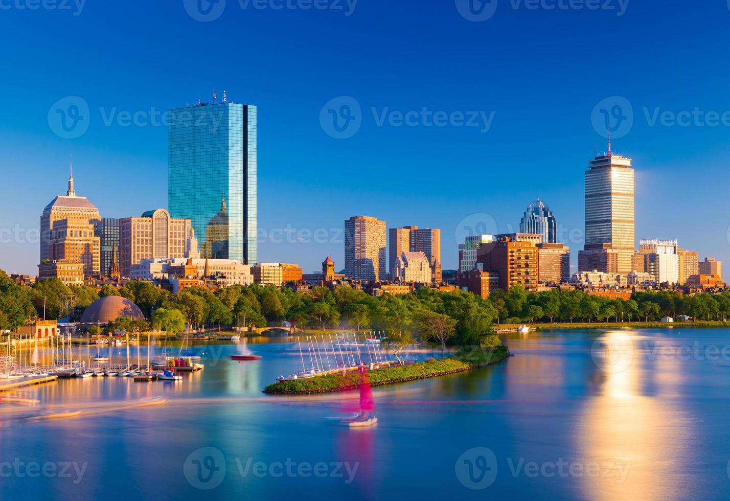 Boston-Skyline am Abend. Stadtbild von Back Bay Boston. Wolkenkratzer und Bürogebäude spiegeln sich im Wasser des Charles River. foto