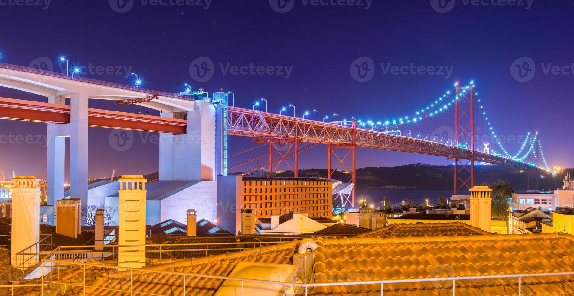 die 25 de abril brücke ponte 25 de abril bei nacht, lissabon, portugal foto