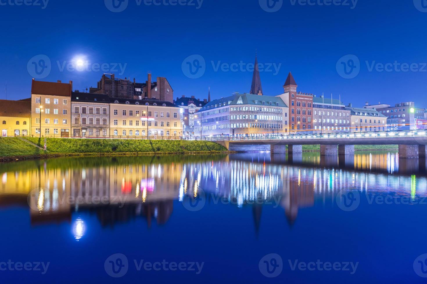 Nachtstadt im Wasser gespiegelt. Abendpanorama einer alten europäischen Stadt. Stadtbild von Malmö, Schweden foto