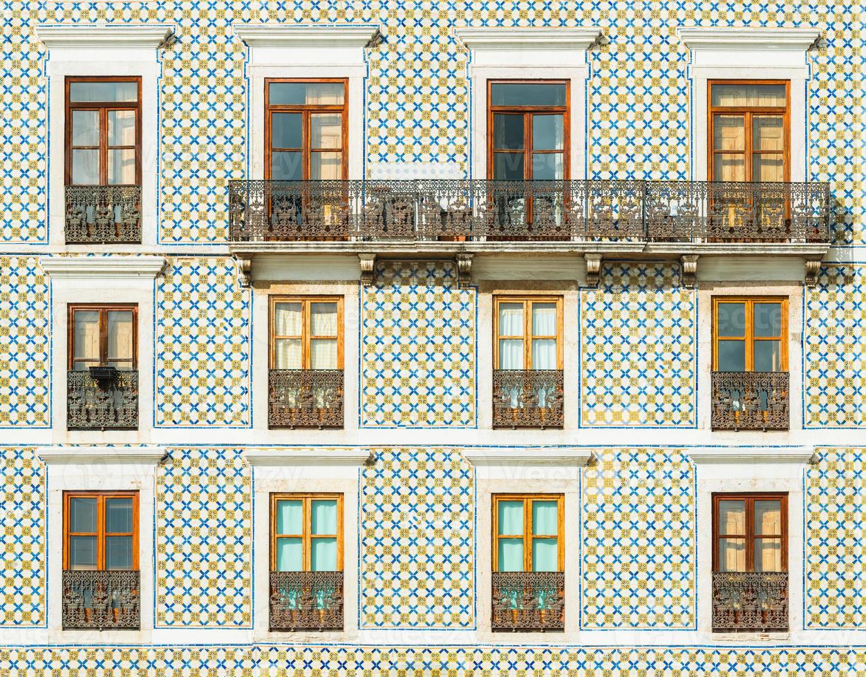 Fassade eines Gebäudes mit traditionellen portugiesischen Fliesen bedeckt. typische gebäudedekoration in lissabon, portugal foto
