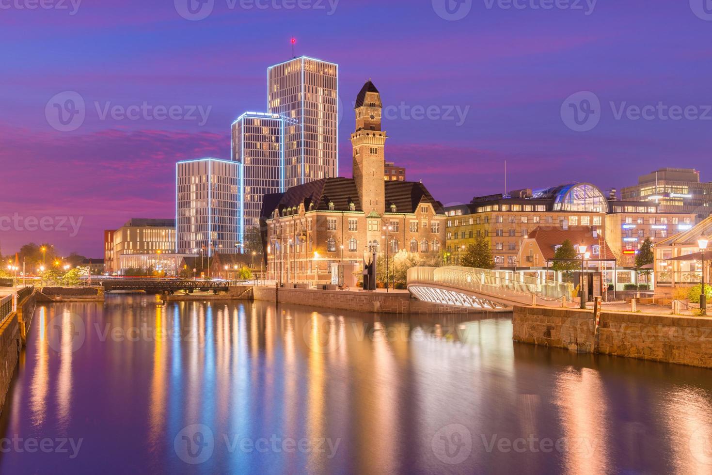 Abend Stadtbild von Malmö, Schweden. Moderne und alte historische Gebäude spiegeln sich im Wasser. malerischer Sonnenuntergang in einer Stadt foto