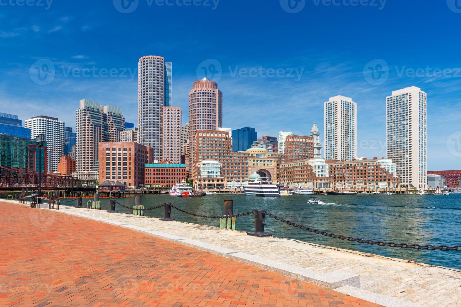 Skyline von Boston im Sommer, Wolkenkratzer in der Innenstadt gegen den blauen Himmel, Blick vom Hafen, Massachusetts, USA? foto