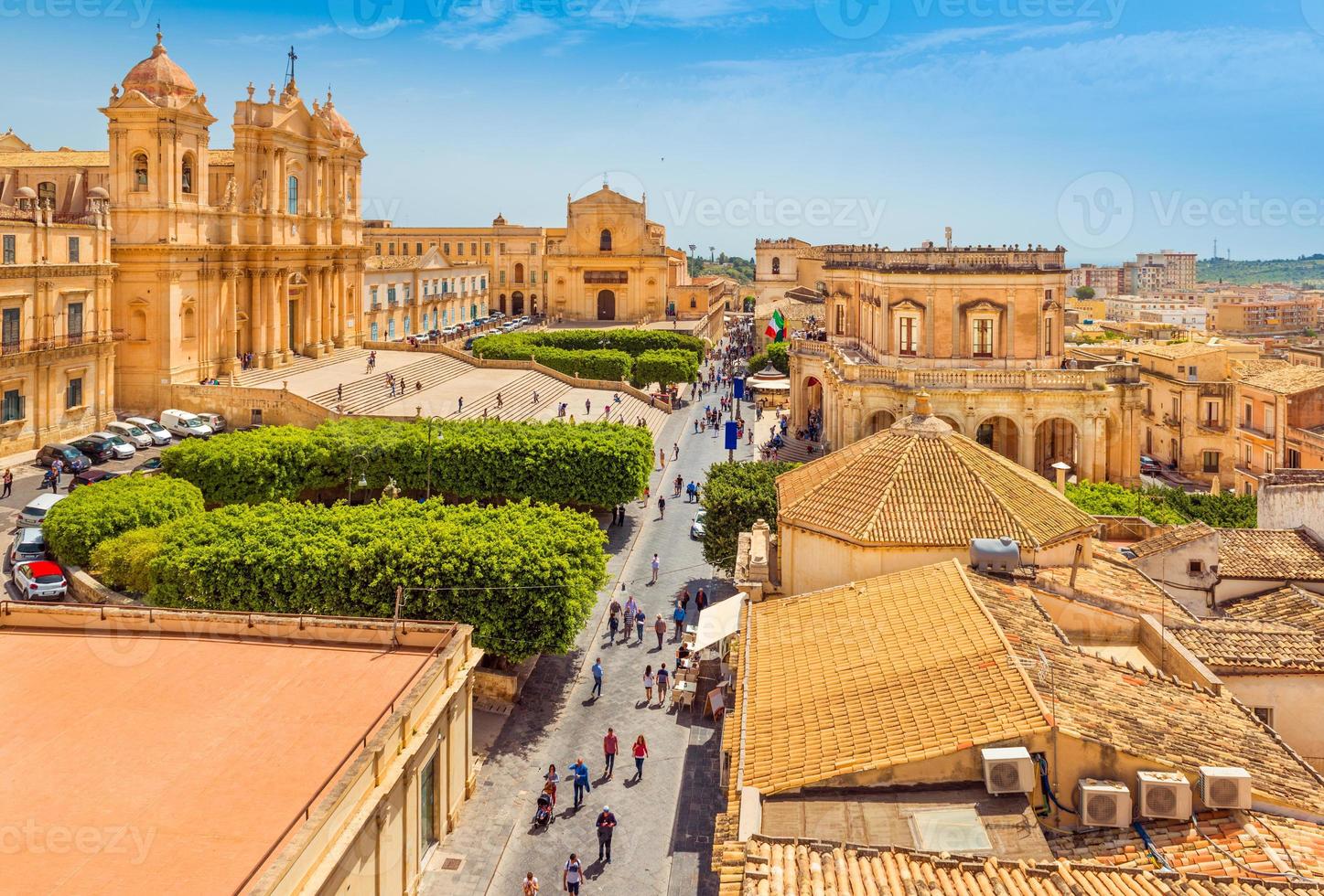 Stadtbild von Noto. Blick auf die zentrale Straße mit Wandertouristen. Provinz Syrakus, Sizilien, Italien foto