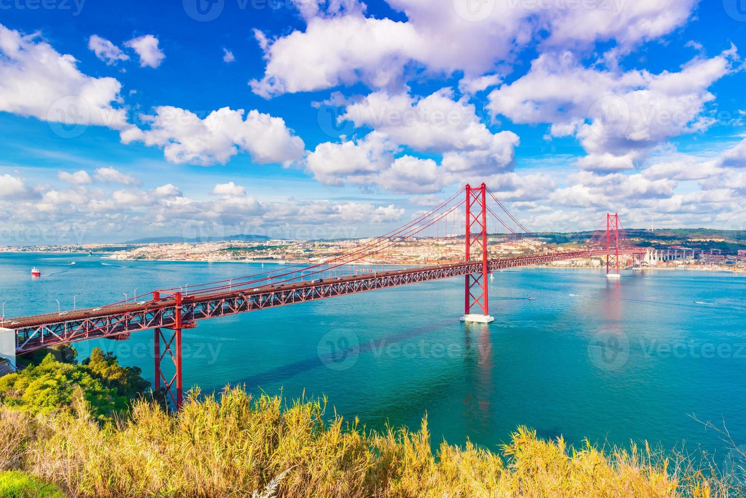 die 25. april brücke, ponte 25 de abril in lissabon, portugal. malerische Skyline mit schönem Himmel foto