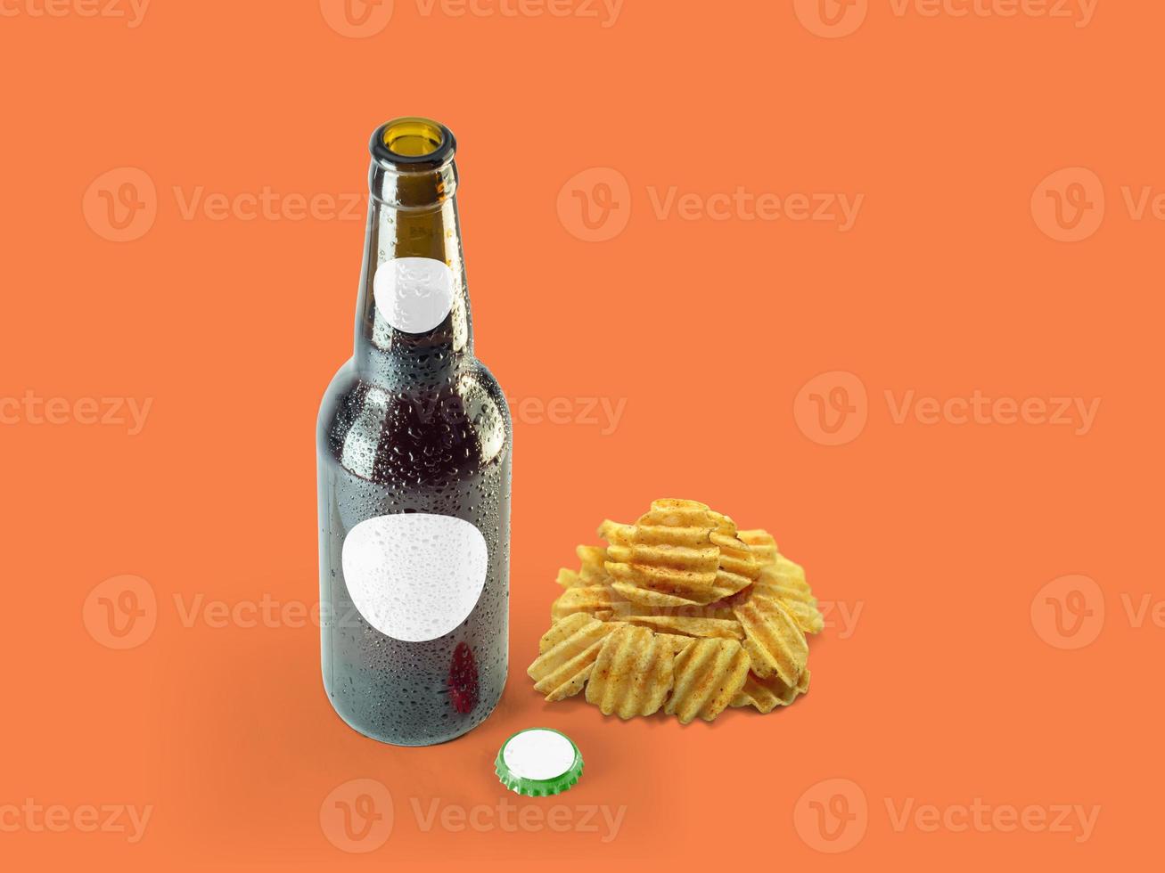 Kartoffelchipsnacks und braune Flasche auf farbigem Hintergrund isoliert. Oktoberfest-Konzept. foto