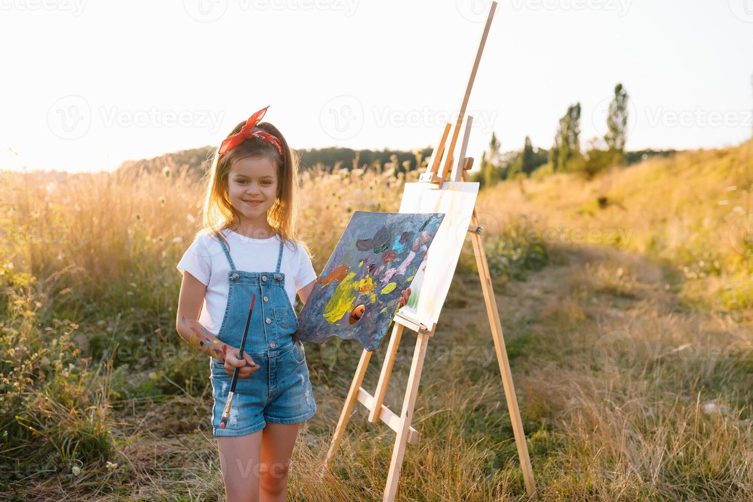 wenig Mädchen ist Gemälde Bild draußen foto