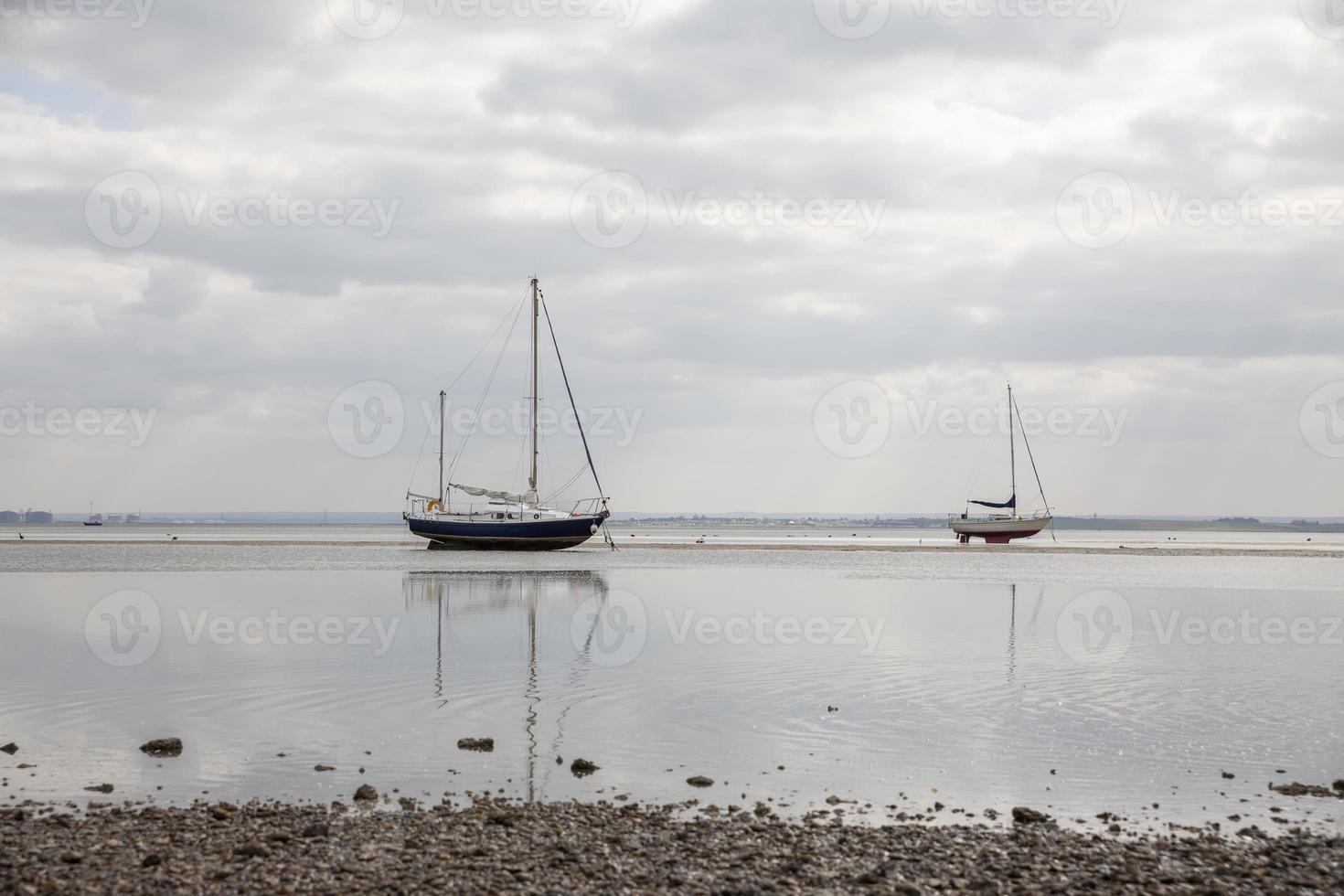 Fischerboote stecken bei Ebbe am Strand fest. foto