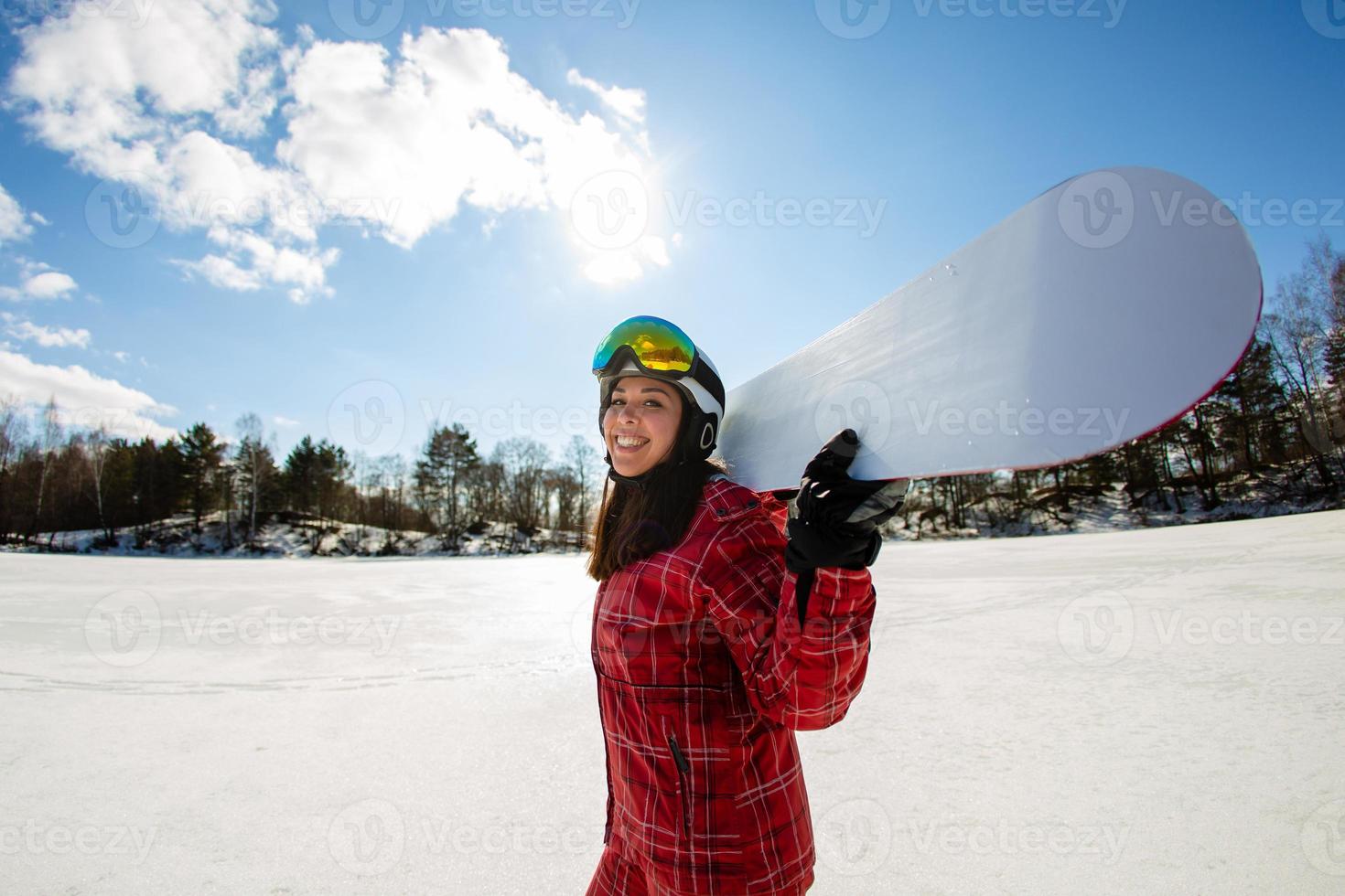 Nahaufnahmeporträt der schönen jungen Frau mit dem Snowboard foto