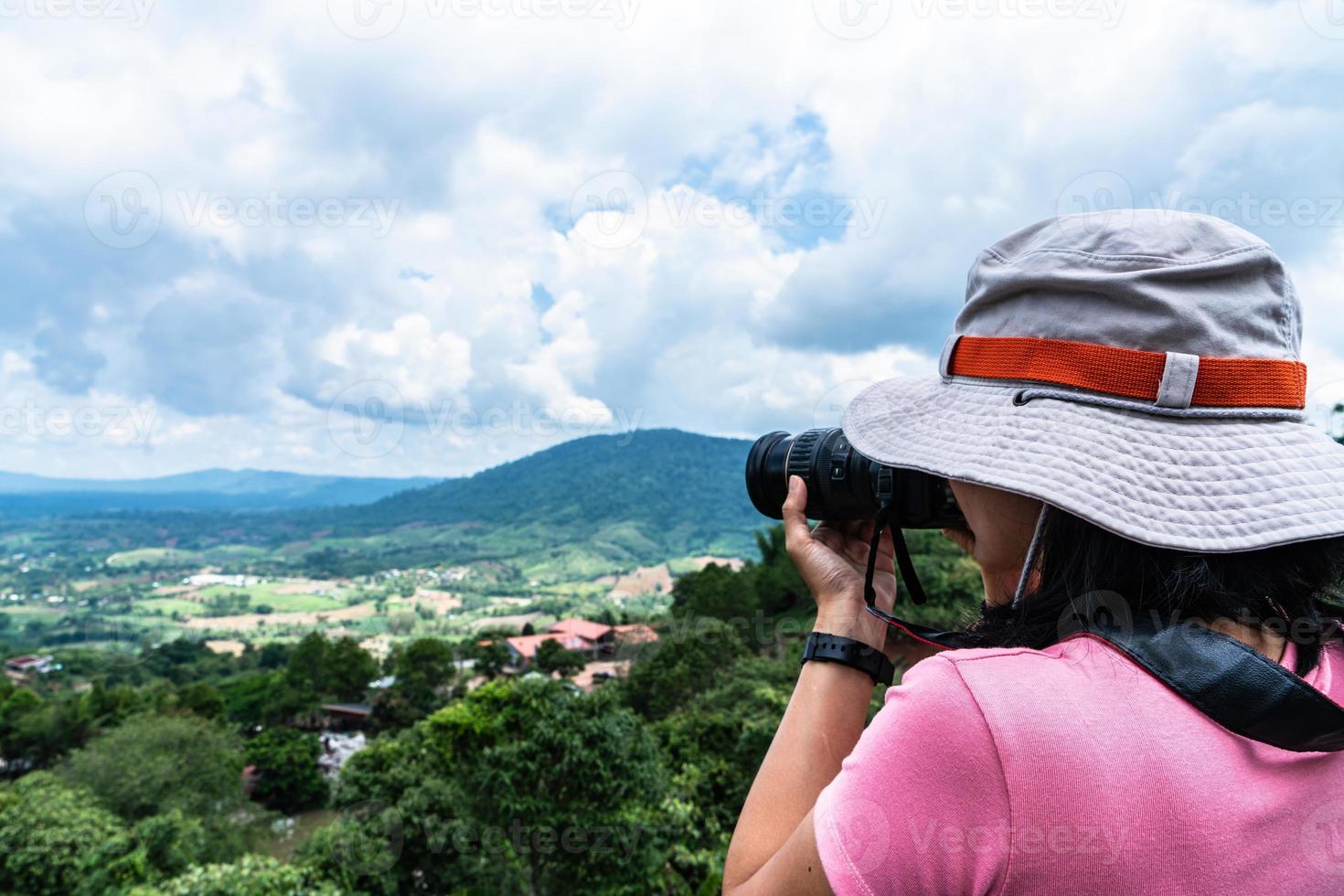 Touristen, die ein Foto von Naturlandschaften machen