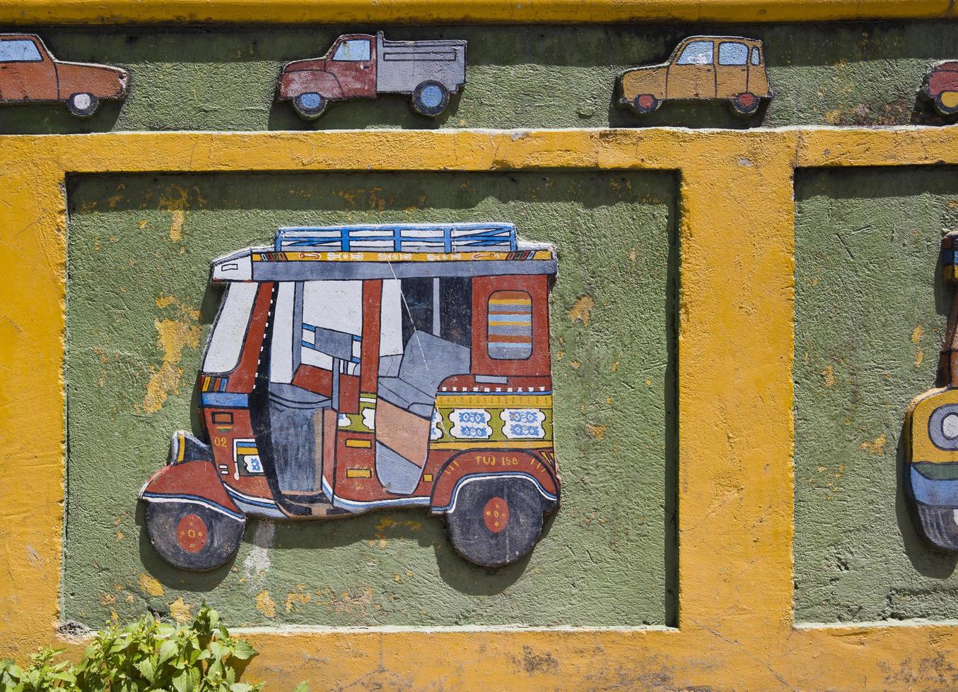 Guatape, Kolumbien, 11. September 2019 - Detail von der bunten Fassade des Gebäudes in Guatape, Kolumbien. Jedes Gebäude in der Stadt Guatape hat helle Farbkacheln entlang des unteren Teils der Fassade. foto