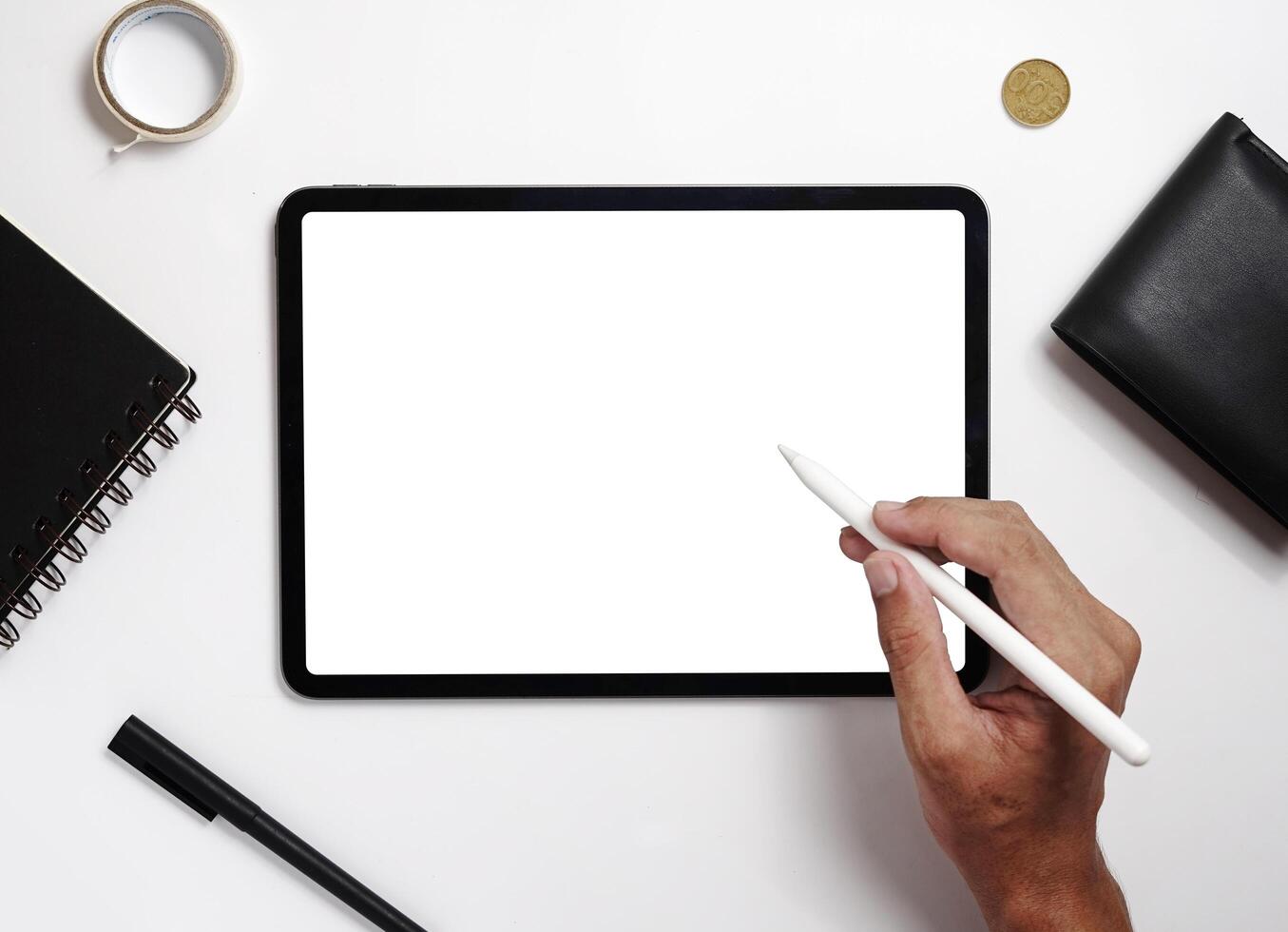 Männer verwenden digitale Tablets auf Schreibtischen mit leeren Bildschirmen zum Mock-up. ein flaches Laienbild eines Mannes, der einen Stylus-Stift mit einem leeren Kopienraum-Bildschirm für Ihre Textnachricht oder Ihren Informationsinhalt hält. foto