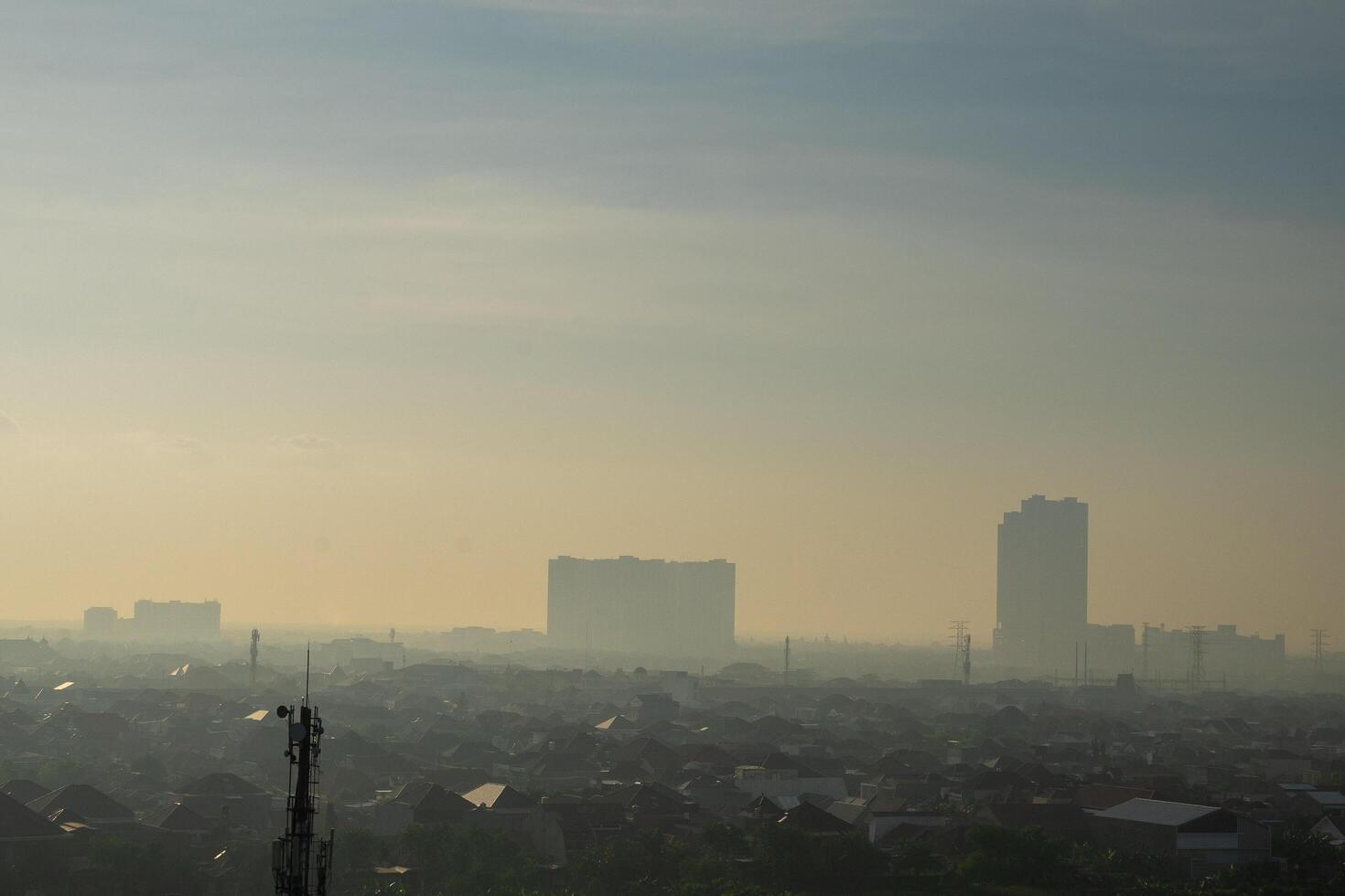 zentrales geschäftsviertel von surabaya mit hohen türmen foto