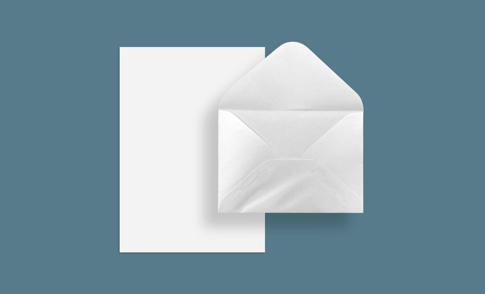 leerer weißer Umschlag isolierter Hintergrund für Mockup-Design angeordnet foto