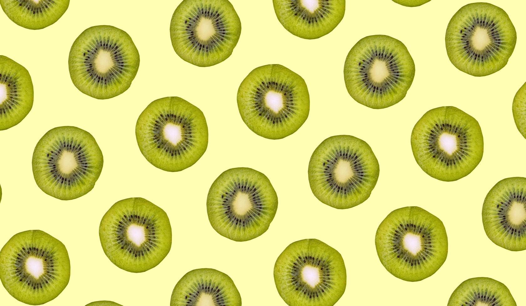 Kiwis in einem Hintergrund angeordnet. frisches Obstmuster für Tapetendesign. Kiwi aus der Draufsicht fotografiert. Flache Fruchtkomposition foto